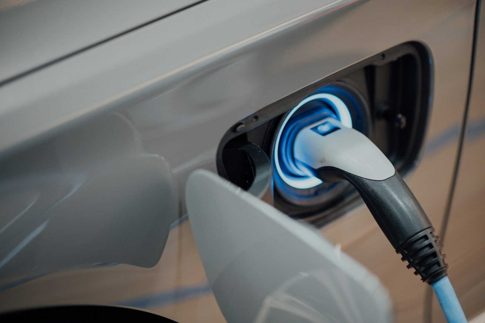 Cavo di ricarica inserito nella presa di un'auto elettrica